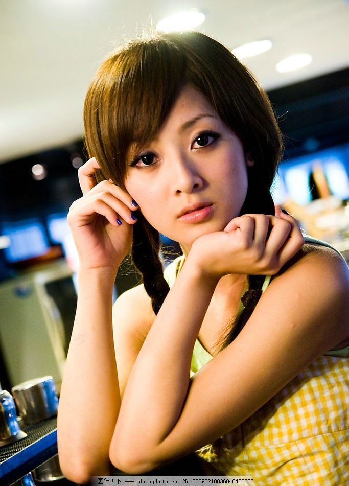 台湾网络人气美女果子MM黄色无袖衫 台湾 网络 超人气 美女 果子 妹妹 露肩 酒吧 吧台 辫子 邻家 MM 时装 少女 女孩 校花 张凯洁 漂亮 美丽 阳光 手势 表情 小公主 清纯 活力 青春 甜美 可爱 可人 气质 人物图库 明星偶像 摄影图库 美女云集 72DPI JPG
