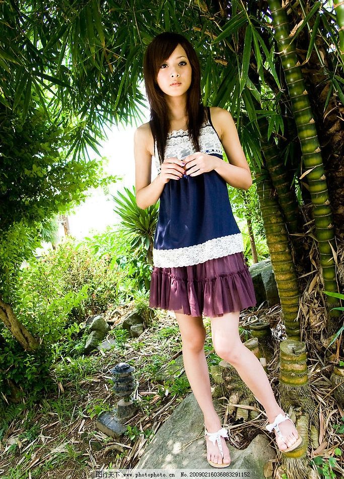 台湾网络人气美女果子MM蕾丝边短裙 台湾 网络 超人气 美女 果子 妹妹 表情 露肩 邻家 植物园 微笑 竹林 竹子 时装 女孩 张凯洁 漂亮 美丽 阳光 小公主 清纯 活力 青春 甜美 可爱 可人 气质 人物图库 明星偶像 摄影图库 美女云集 72DPI JPG
